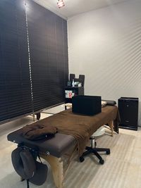 ブラインドを仕切ると半個室で落ち着きのある空間が出来上がります。 - 貸しスペース　整体院 ホテルライクな内装と癒し空間の室内の写真