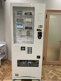 自動販売機を設置しております。
水、お茶、コーヒー、使い捨てシーツが購入可能です。 - 天神VIORO 6F 【岩田屋新館前】天神VIORO6F シェアサロン　ネイルの室内の写真