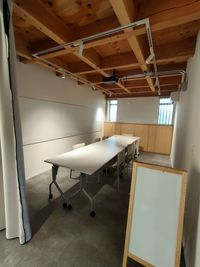 セミナールームの正面と側面には大きく長いホワイトボード - HIBARI NESTの設備の写真