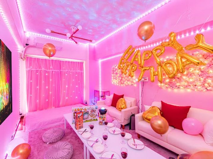 ピンクで流行のネオンライトを使ったパーティールームになります。 - こんな日常に幸せをの室内の写真