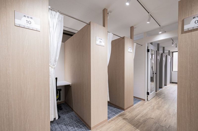 指定席：28番（半個室ブース / カーテン付き：幅90cm） - 自習室 KAKOI 本郷三丁目駅前店