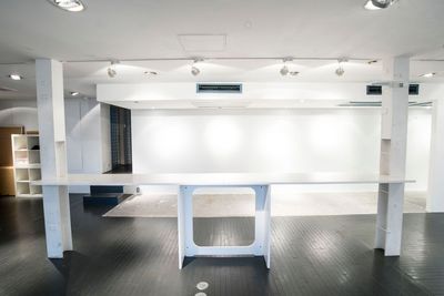 白テーブル（取り外し可能）がご利用できます。 - 原宿『UltraSuperNew』 UltraSuperNew ギャラリーの室内の写真