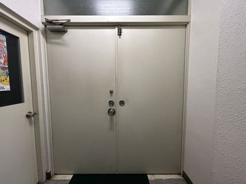 【平日18時以降、土日祝は鉄扉が閉まっています。開けたら都度施錠してください。（裏側）】 - TIME SHARING 日本橋千代田会館 2Bの入口の写真
