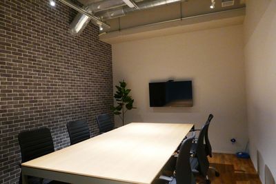 モニター、WEB会議用カメラ、空調設備、換気設備が完備された快適な会議室です - Sprout Muse Sprout Muse 会議室Fの室内の写真