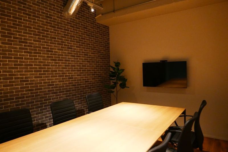 6名様迄ご利用可能な、レンガ調が特徴的な会議室です。 - Sprout Muse Sprout Muse 会議室Fの室内の写真