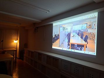 プロジェクターは白壁に移して投影できます。 - GARAGE AKIHABARA 貸し会議室GARAGE AKIHABARAの設備の写真