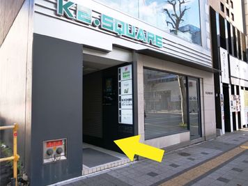 KITAKO K2 SQUARE ビル。1F洋服店の隣に入口があります。 - SAPPORO NEST 【札幌】完全個室！ROOM4の外観の写真