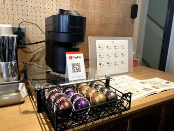 バラエティ豊かな本格コーヒーあり（有料） - MONZ SPACE（モンズスペース） 設備の整った快適な会議室の室内の写真