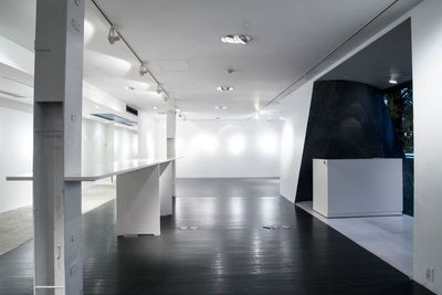 白い壁に黒いフロアでリッチな空間を演出 - 原宿『UltraSuperNew』 UltraSuperNew ギャラリーの室内の写真