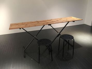 木製テーブル（調節可能）：2個
丸椅子：30個 - 原宿『UltraSuperNew』 UltraSuperNew ギャラリーの室内の写真