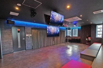 【カラオケ・ドリンクバー付／最大50名利用可】ライブやイベントなど様々な用途で利用できる巨大防音スペース！ - ジャンカラ 近鉄八尾店