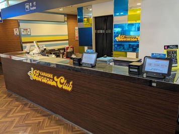 カラオケビッグエコー 瓦町店 《9～10名用》カラオケルーム【サイズL】の室内の写真