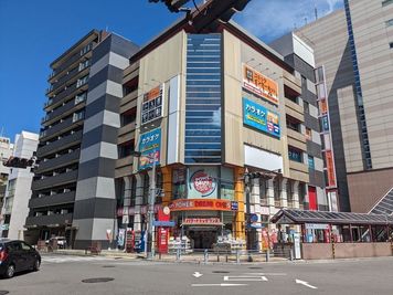 カラオケバナナクラブ 瓦町店 《9～10名用》カラオケルーム【サイズL】の室内の写真