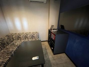 カラオケビッグエコー 屋島店 《1～4名用》カラオケルーム【サイズS】の室内の写真