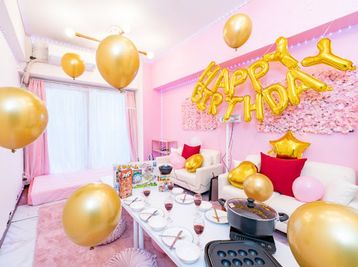 ネオンライトを使わない場合は、ピンクの壁紙の女の子らしい可愛い内装になります。 - こんな日常に幸せをの室内の写真
