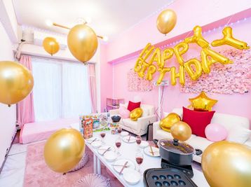 ネオンライトを使わない場合は、ピンクの壁紙の女の子らしい可愛い内装になります。 - こんな日常に幸せを こんな日常に幸せを【難波・心斎橋駅近のパーティールーム】の室内の写真