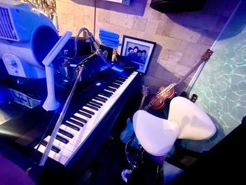 ピアノ - John Lemon 多用途イベントスペースの設備の写真