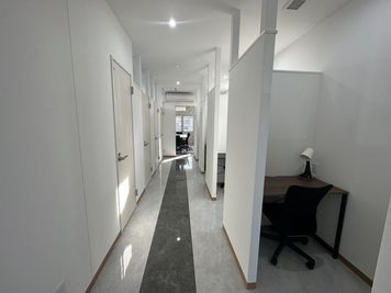 通路からみた半個室4F (D) - いいオフィスファーストスペース 半個室4Ｆ(D)の室内の写真