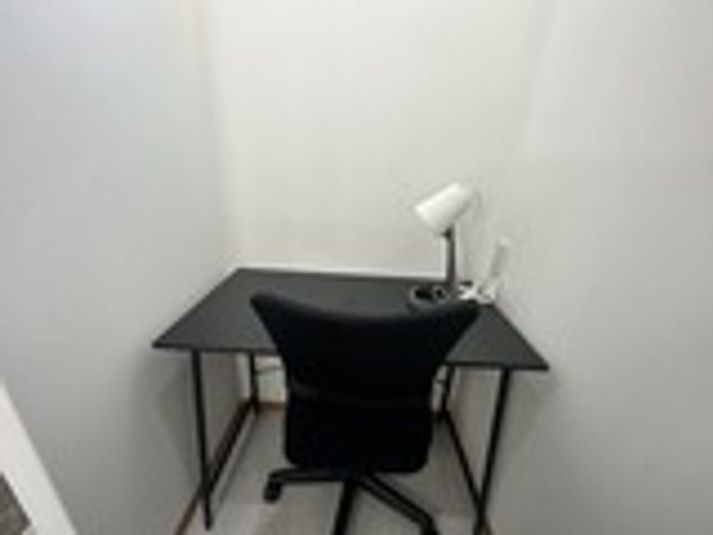 落ち着いた部屋になってます - いいオフィスファーストスペース ４階　ドアなし　半個室　(E)の室内の写真