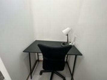 ４階　ドアなし　半個室(E)　594円/60分～　駅チカでリーズナブル。イヤホンを使用してZoom会議、リモート会議もOK。 - いいオフィスファーストスペース