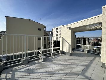 ４階から階段で屋上に行けます。
リフレッシュにどうぞ。 - いいオフィスファーストスペース 2階会議室のその他の写真