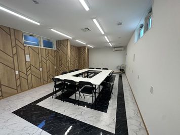 2階会議室　駅チカ！長机6台着席30名。2640円/60分～　新築で綺麗な会議室。商談、打合せ、セミナー、研修会、講義等に最適。 - いいオフィスファーストスペース