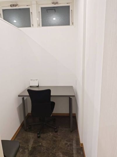 落ち着いた空間で集中して仕事、勉強に取り組めます - いいオフィスファーストスペース 個室3F（C）の室内の写真