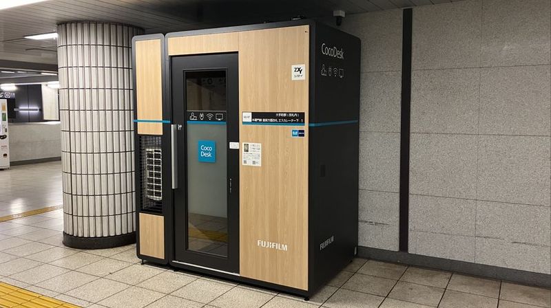 CocoDesk [LQ-01] - CocoDesk [LQ-01] 大手町駅(改札内)　半蔵門線 皇居方面改札 エスカレーター下　１番ブース