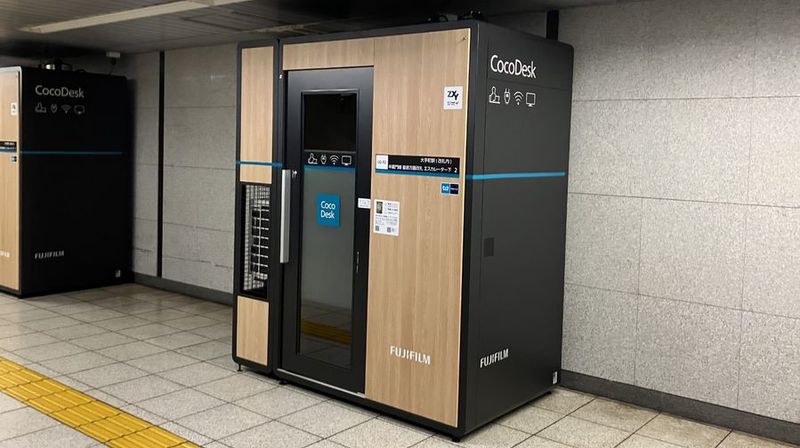 大手町駅(改札内)　半蔵門線 皇居方面改札 エスカレーター下　２番ブースの外観 - CocoDesk [LQ-02] 大手町駅(改札内)　半蔵門線 皇居方面改札 エスカレーター下　２番ブース CocoDesk [LQ-02]の外観の写真