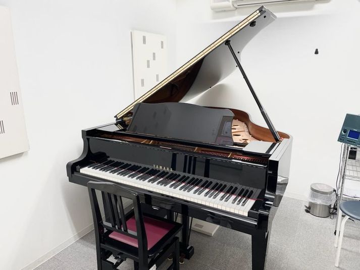 ヤマハグランドピアノC3 - ヤマハミュージックリテイリング フジグラン松山センター グランドピアノ部屋 S2番教室の室内の写真