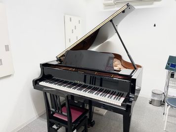 ヤマハミュージック直営教室！グランドピアノの練習ができるお部屋です。他管・弦楽器の練習もOK♪ - フジグラン松山センター