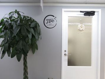 自由が丘JDC 徒歩30秒/最安値1000〜!!完全個室電動ベッドの入口の写真