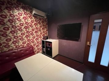 カラオケビッグエコー 屋島店 《5～8名用》カラオケルーム【サイズM】の室内の写真