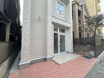 コワーキング・会議室専用の４階建てビルです。 - いいオフィスファーストスペース ４階　個室　(B)の外観の写真