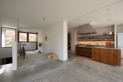 広々としたキッチンやオリジナルの家具、間接照明が包む非日常な空間 - graf studio