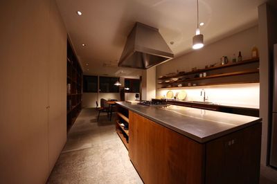 広いキッチンには4口コンロ、ガスオーブン、炭火ができる焼台も設置。 - graf studio キッチン付き レンタルスタジオ・レンタルスペースの室内の写真