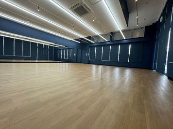 壁一面の大きな鏡と２種類の照明で着いた空間作りや演出も可能！！ - 石川県AION金沢スタジオ Aスタジオの室内の写真