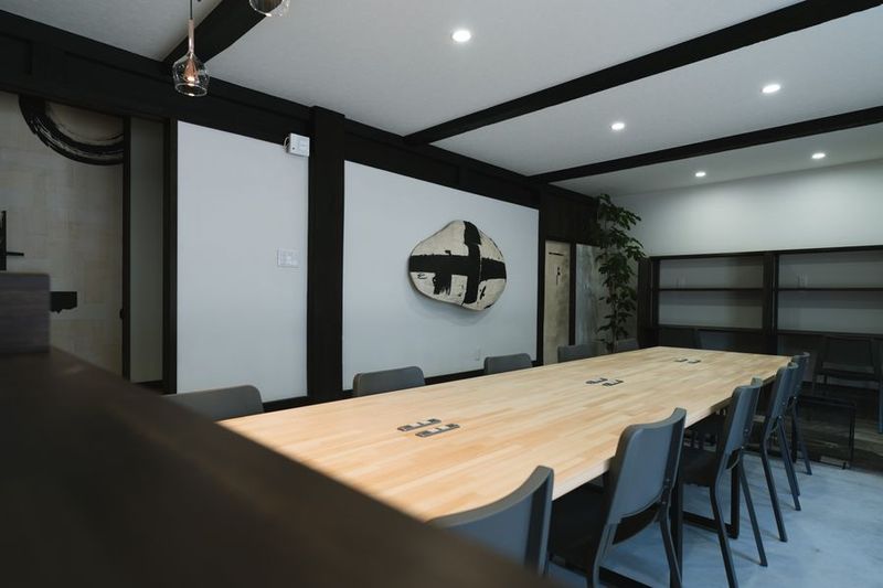 10名着席可能の長テーブル - Idea Sync コワーキングスペースの室内の写真