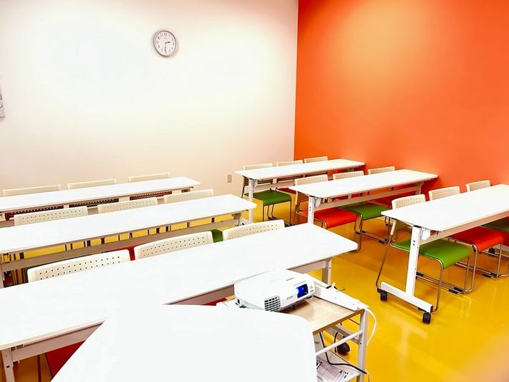 壺川202会議室[定員18+予備椅子] - みんなの貸会議室 那覇壺川店