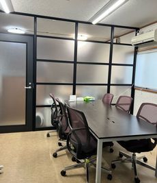 プライマリンク会議室 レンタルワーキングスペース、貸し会議室 #MAXHUBの室内の写真