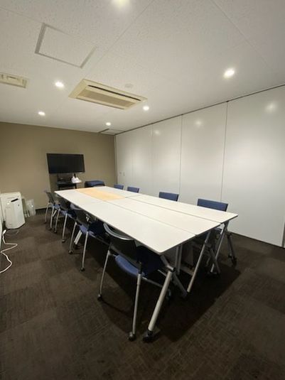 長机6　椅子8（予備あり）
少人数に適した会議室 - 平成エンタープライズ　HEGビル Room2　の室内の写真