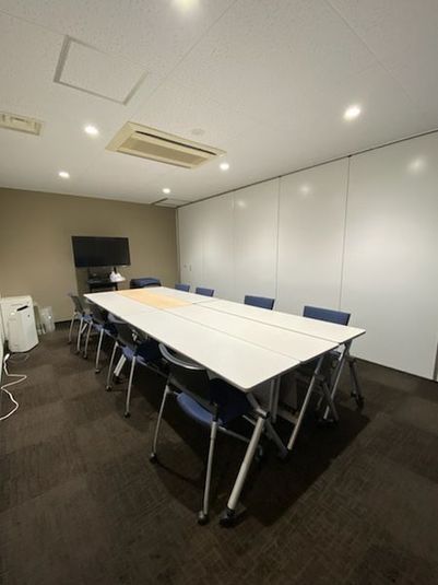 長机6　椅子8（予備あり）
少人数に適した会議室 - 平成エンタープライズ　HEGビル Room2　の室内の写真