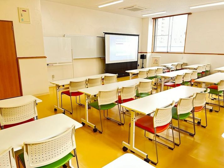 壺川204会議室[定員42+予備椅子] - みんなの貸会議室 那覇壺川店