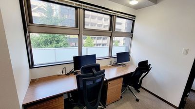 窓有のお部屋は明るく、作業がはかどります。 - ビステーション新横浜 ビステーション新横浜　404の室内の写真