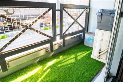バルコニーには人工芝を敷いているので、素足で出られます。ここから花火をご覧ください。 - 浅草キッチンスタジオの室内の写真