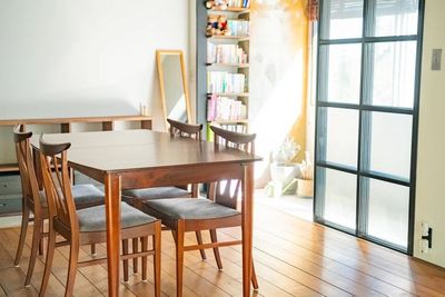 机は伸ばすことが可能で、最大８人まで座れます。 - 浅草キッチンスタジオの室内の写真