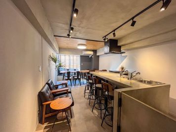 リノスペkitchen新宿御苑 【11~20名様専用】レンタスペース/レンタルキッチン/パーティの室内の写真