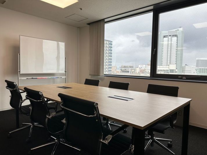 スマートファーム株式会社 富士山とコスモワールドを一望する開放感のある会議室の室内の写真