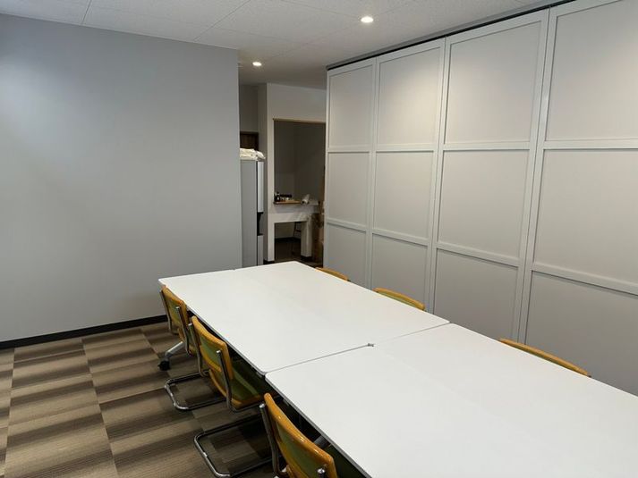 8名会議室 - 停車場