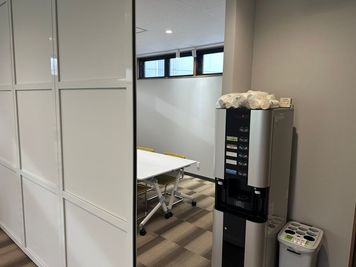フリードリンクです。 - 停車場 8名会議室の室内の写真